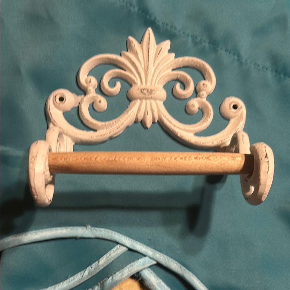 Shabby chic toilet paper holder